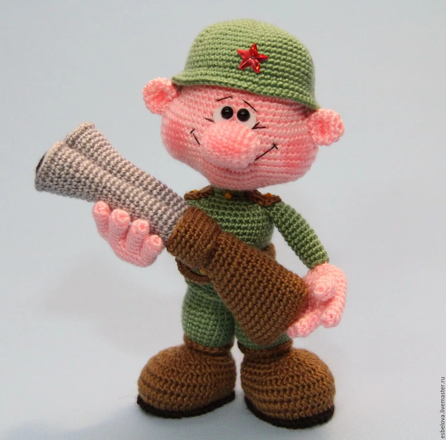 тапки т 34. что можно связать на 23 февраля. игрушка вязаная танкист. вязаный сувенир на 23 февраля. что можно связать на 23 февраля.