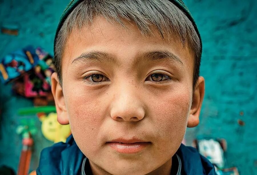 Таджик с глазом. Киргизы с голубыми глазами. Средняя Азия внешность. Казахи с голубыми глазами. Разрез глаз у таджиков.