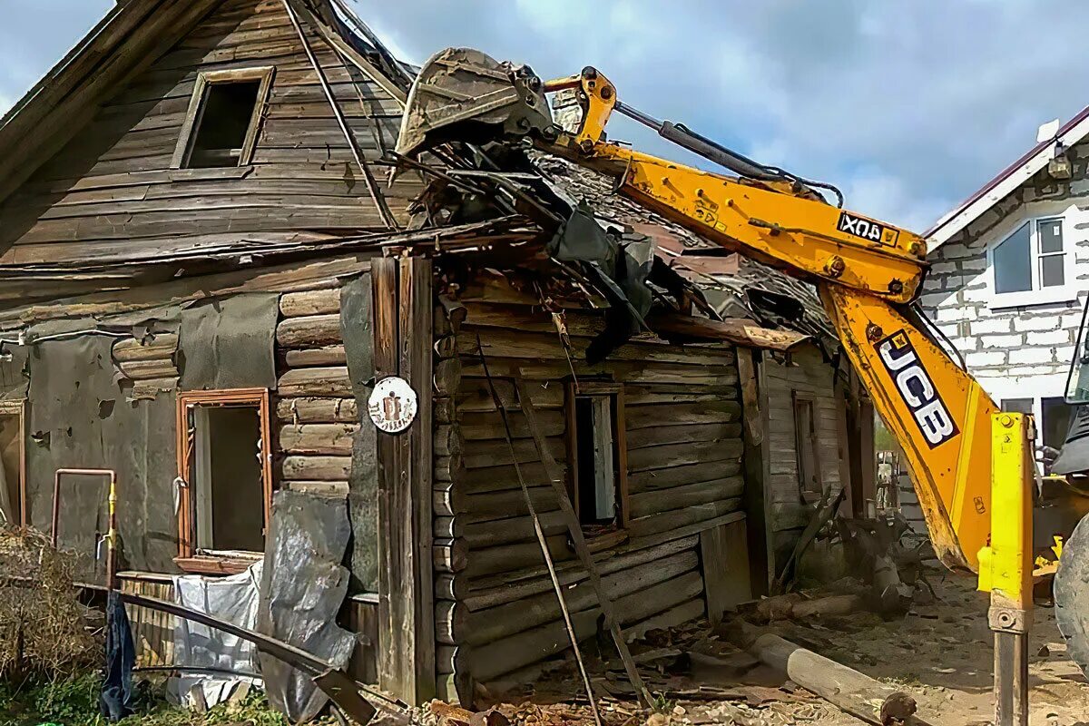 снести дом на участке. сломанный дом. демонтаж зданий. демонтаж домов. демонтаж старых домов.