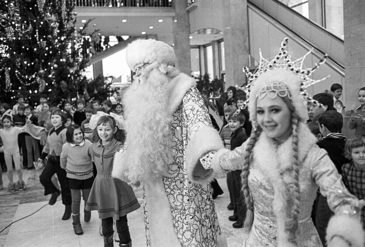 Новый год 1987. Кремлевская елка 1960е год. кремлевская елка 1937. первая кремлевская елка 1936. новогодняя елка в кремлевском дворце съездов в ссср.