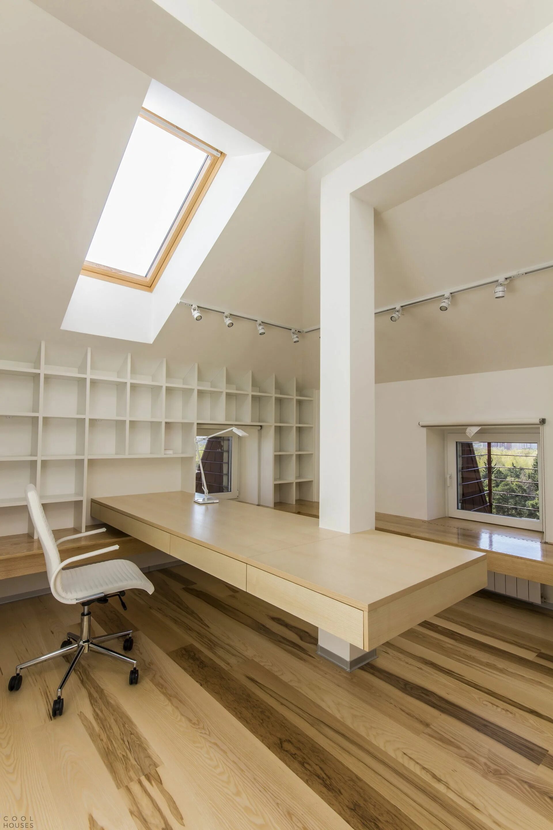 Офис на мансарде. Офис на мансарде. Студия чердак. Комната с мансардной крышей. Квартира с мансардой.