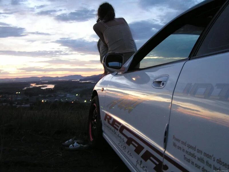 девушка в машине без лица. брюнетка за рулем. красивые девушки за рулем автомобиля. парень с девушкой возле машины. девушка за рулем со спины.