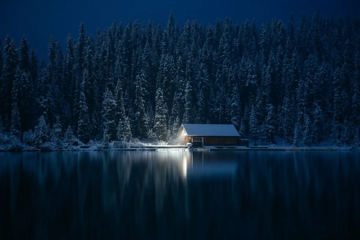 Зима на берегу озера. Домик в лесу. Домик в лесу ночью. Дом в лесу у озера. Дом в лесу ночью.