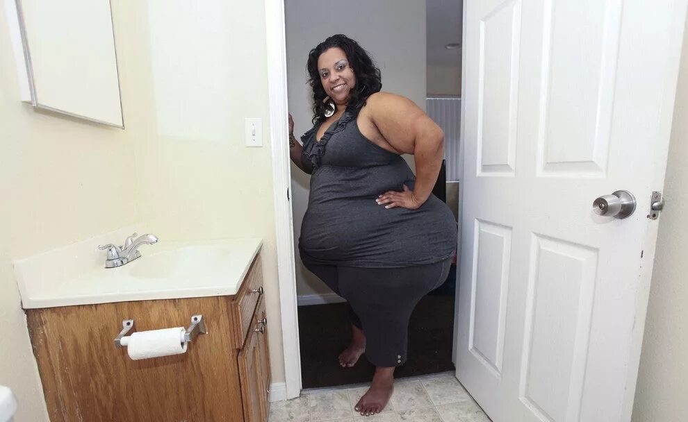 Толстая девушка в машине. Толстая женщина на качеле. Бобслей лопнули штаны у женщины. Девушка застряла в дверях лифта. Толстушка застряла.