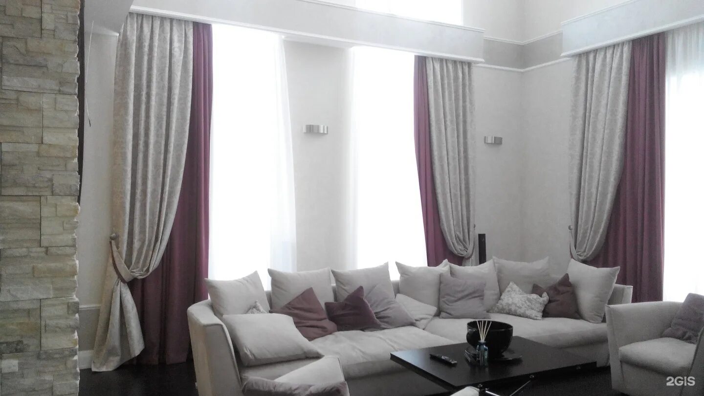 шторы в интерьере. тройные шторы. шторы в интерьере гостиной. обои под шторы в гостиную. бежевый интерьер.