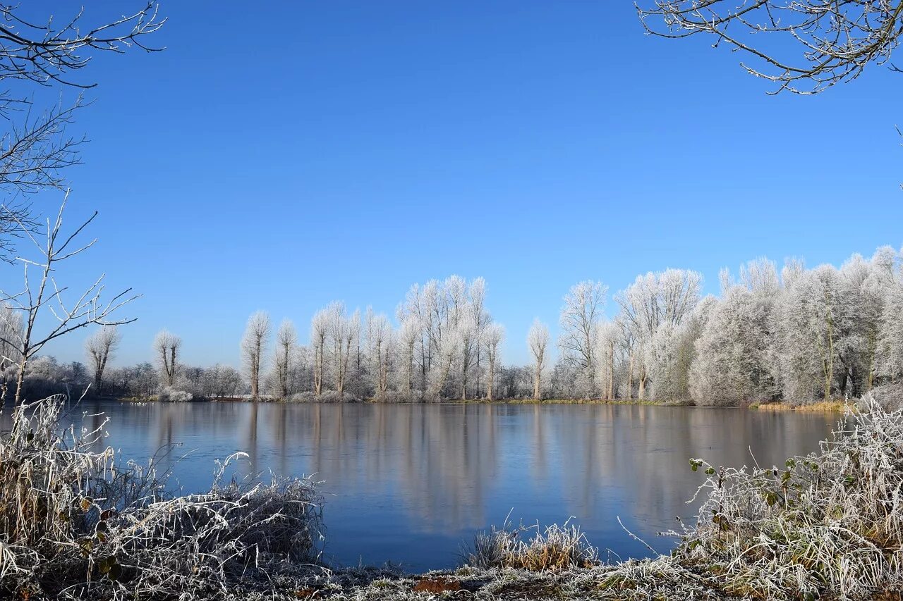 White lake. Белое озеро зима. Белое озеро зимой. Зимнее озеро Акатовское. Озера Смоленск зимой.