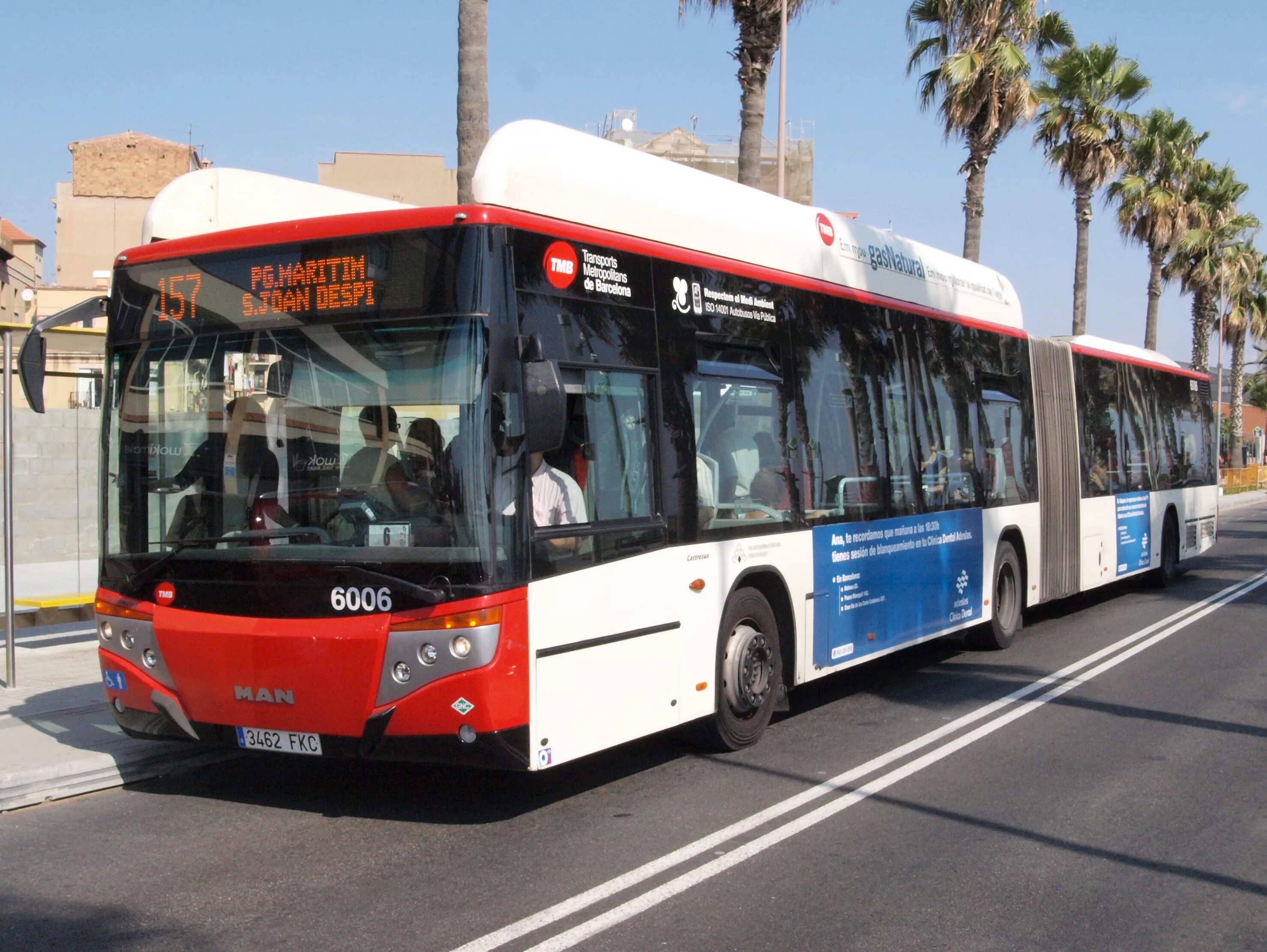 Купить автобус метро. Tmb автобус Барселона. Транспорт Испании. Общественный транспорт в Испании. Городской автобус в Испании.
