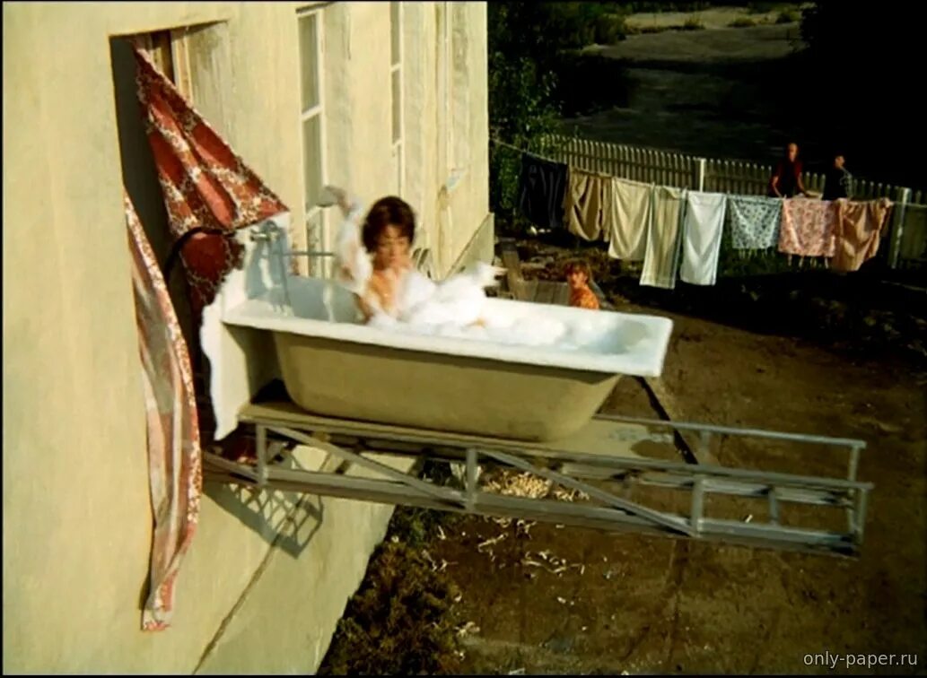 Звонок 2 2005. Девушка в пене. Солтберн момент с ванной. Парень с девушкой в ванне. Ian somerhalder постельная сцена.