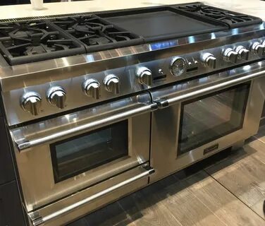 Большая газовая плита с духовкой