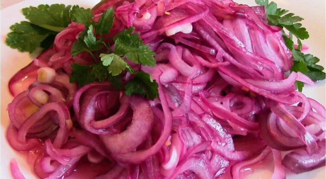 Как замариновать красный для шашлыка. Маринованный красный лук. салат с красным луком. шашлык с луком. маринованный красный лук к шашлыку.
