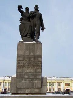 Памятник на вокзале
