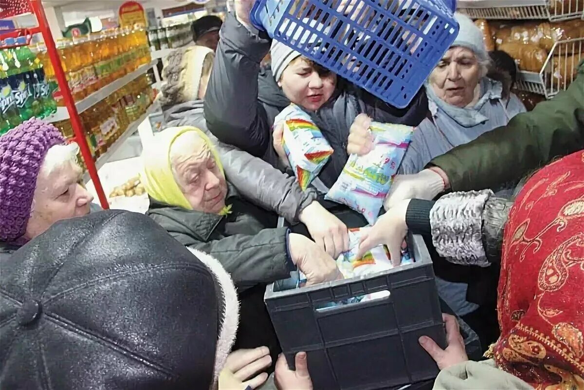 Бабка в магазине. Бабушка в тележке в супермаркете. Бабушка в очереди в магазине. Бабки в магазине. Бабки в очереди в магазине.