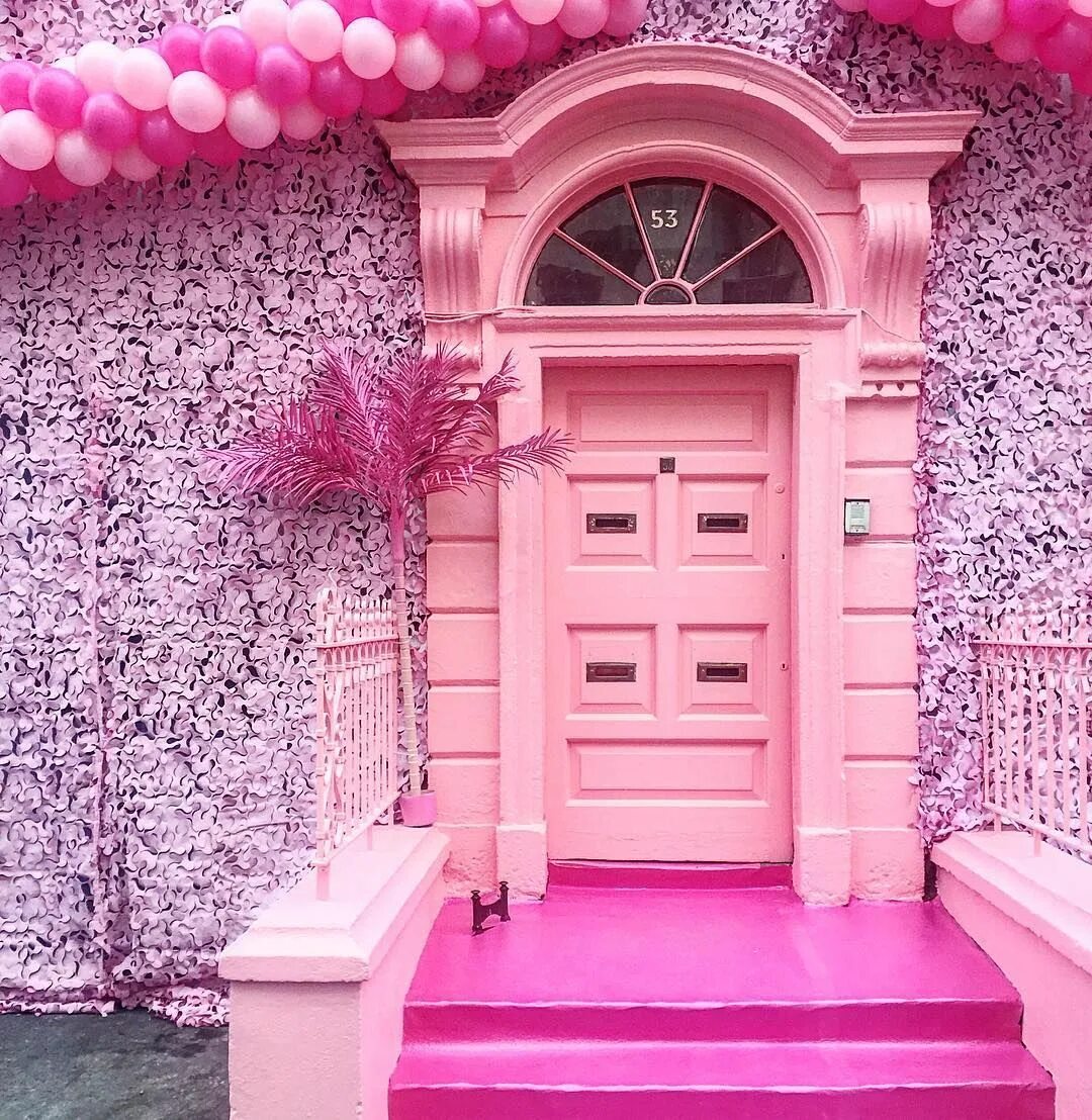 Фото розового дома. Розовая дверь. Розовая входная дверь. Розовый дом. Розовый домик.