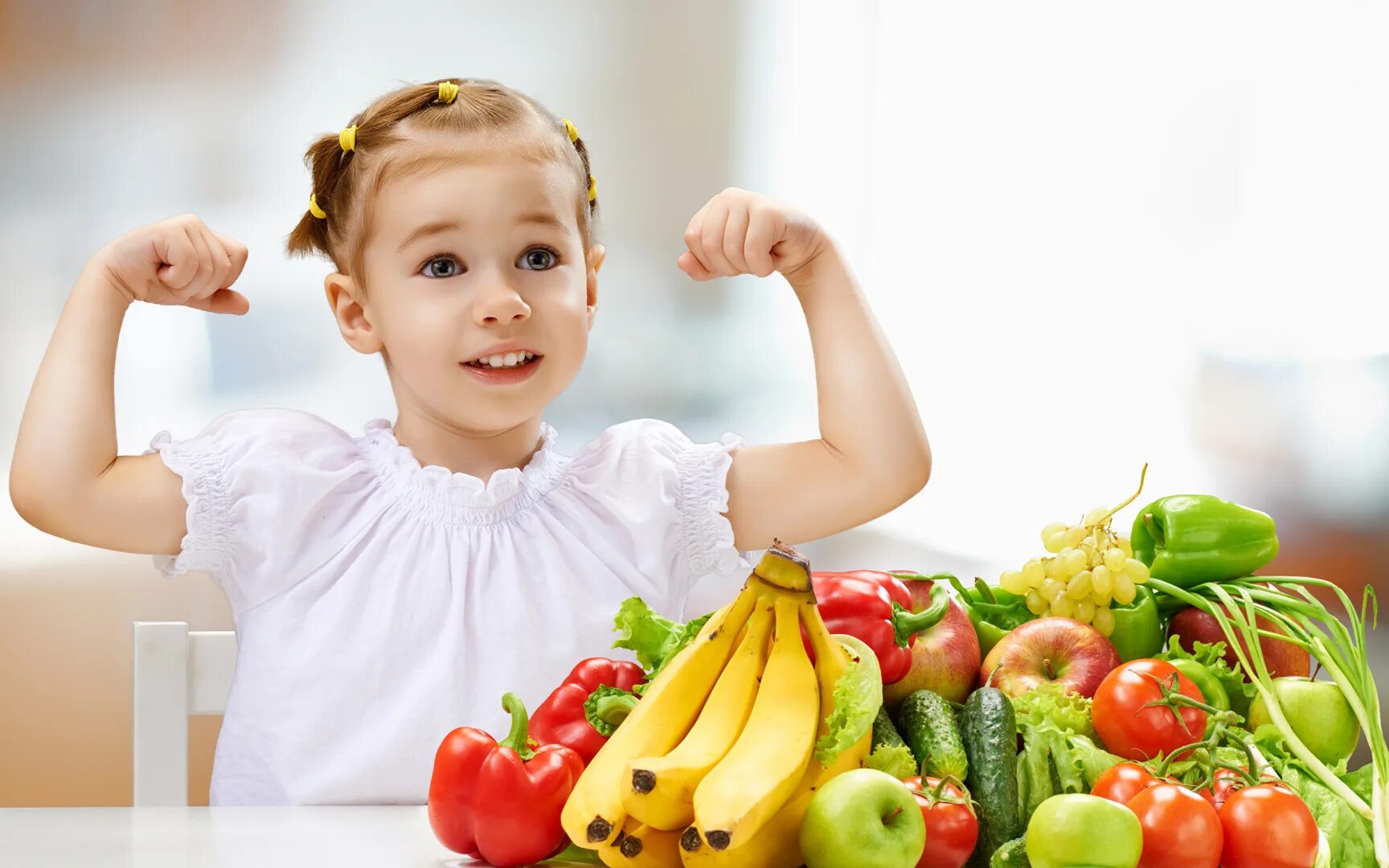 Что нужно есть осенью. Питание детей. Правильное питание для детей. Здоровый ребенок. Девочка с фруктами.