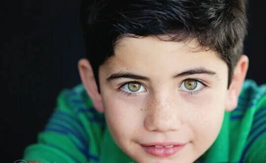 Artbreeder boy with green eyes. Boy with dark hair and green eyes. Гетерохромия у мальчика. Green eyed boy. Green eyed boy.