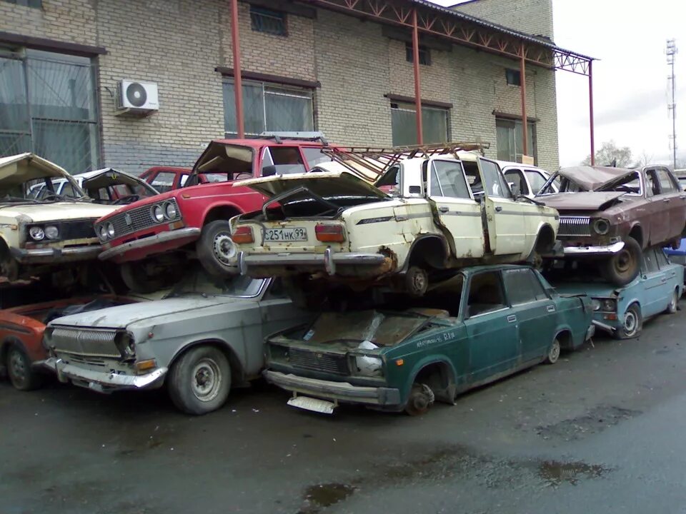 Улицы разбитых машин. Toyota Carina 1986 АВТОХЛАМ. Брошенные машины. Списанные автомобили. Утилизация автомобилей.