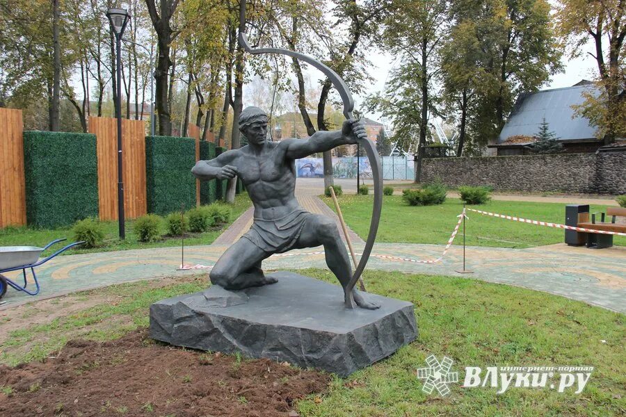 Великие луки собак. Великие луки парк. луки парк великие луки. великие луки памятник лучнику. фигура лучника великие луки.