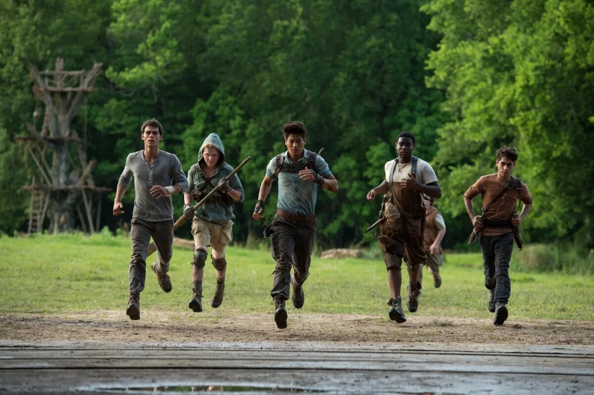 Бегущий в лабиринте фильм 2014 томас. Дилан о'брайен 2014. The maze runner (2014) постер. Бежать б. Бегущий в лабиринте the maze runner.