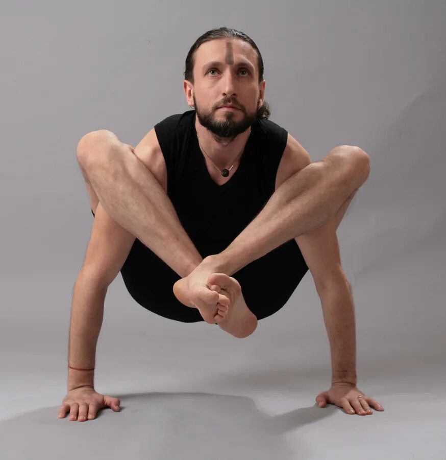 бхуджапидасана поза. сету бандхасана аштанга. йога поза паука. поза паука. йога красивые позы.