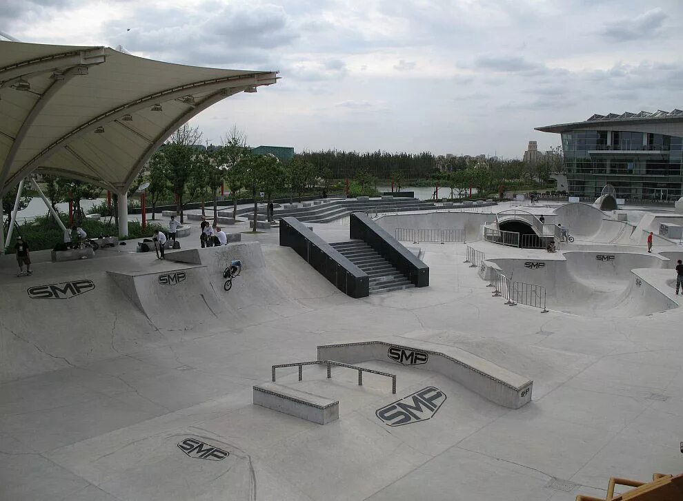 Самые большие скейт парке. Smp Skatepark скейт парк. Скейтпарк smp в Шанхае Китай. Самый большой скейтпарк в мире. Скейт парк в Шанхае.
