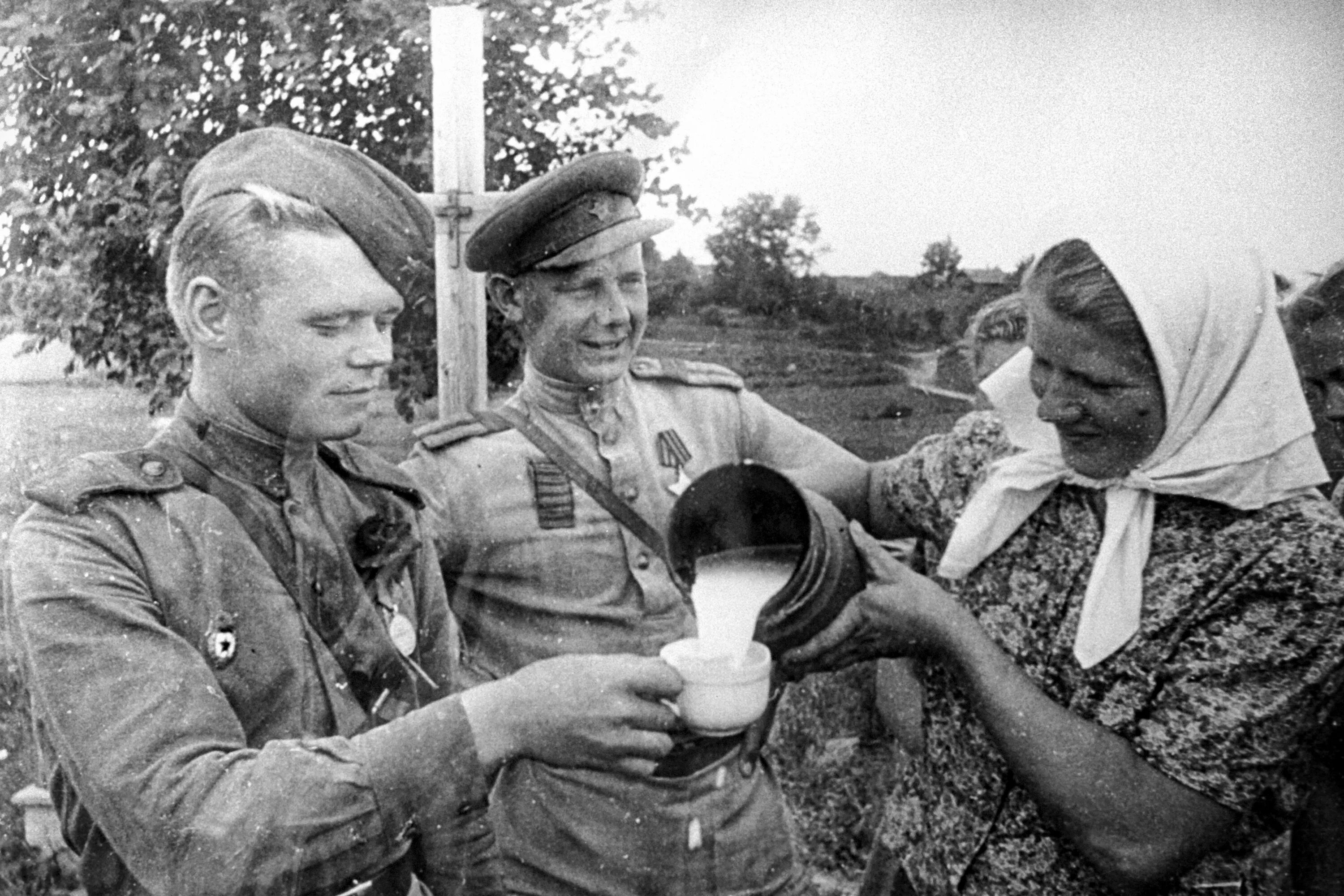 Фотографии времен великой отечественной войны. Солдаты ВОВ 1941-1945. Военные годы 1941-1945. Снимки военных лет 1941-1945. Советские солдаты в деревне.