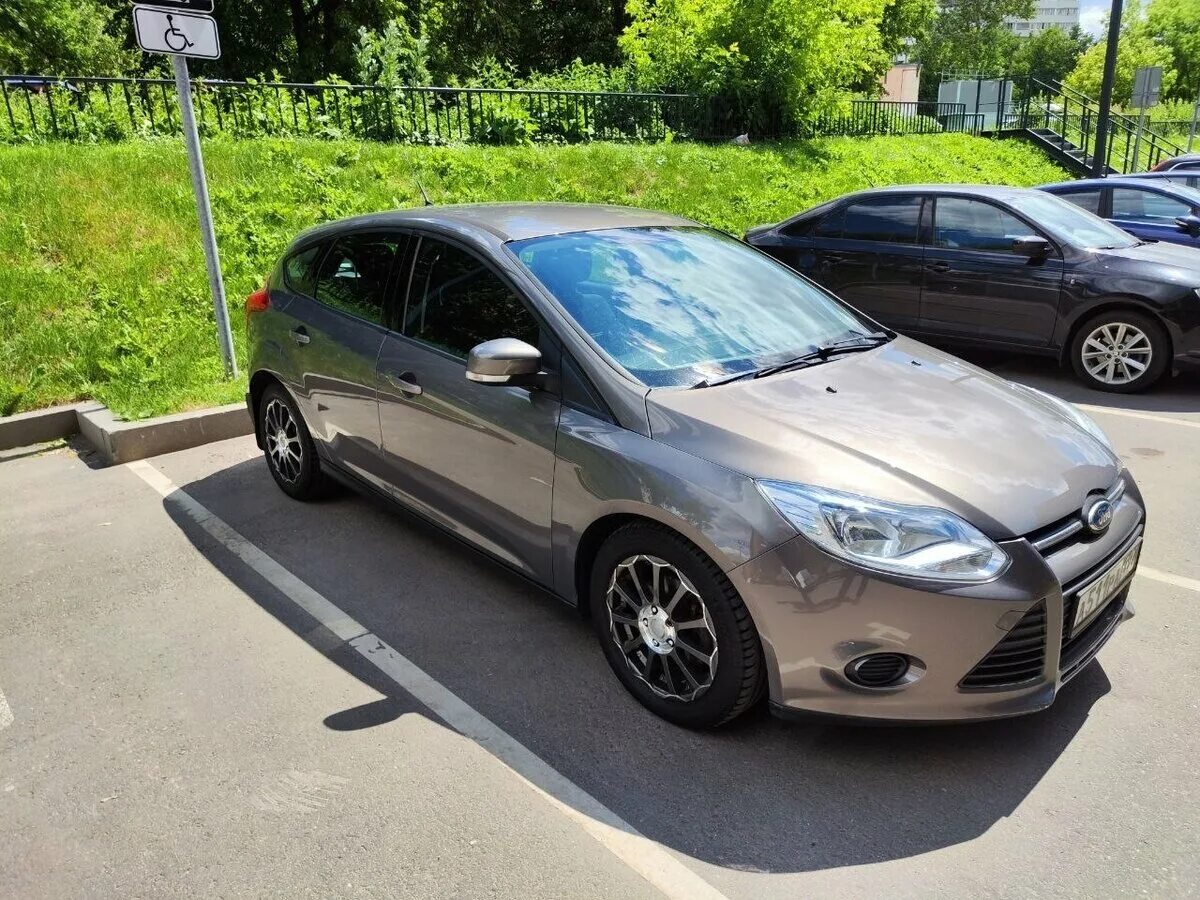 Форд фокус 3 2011 седан серебристый. Форд фокус серый 2013. Ford focus серый. Grey ford focus. Форд фокус 3 седан серый.