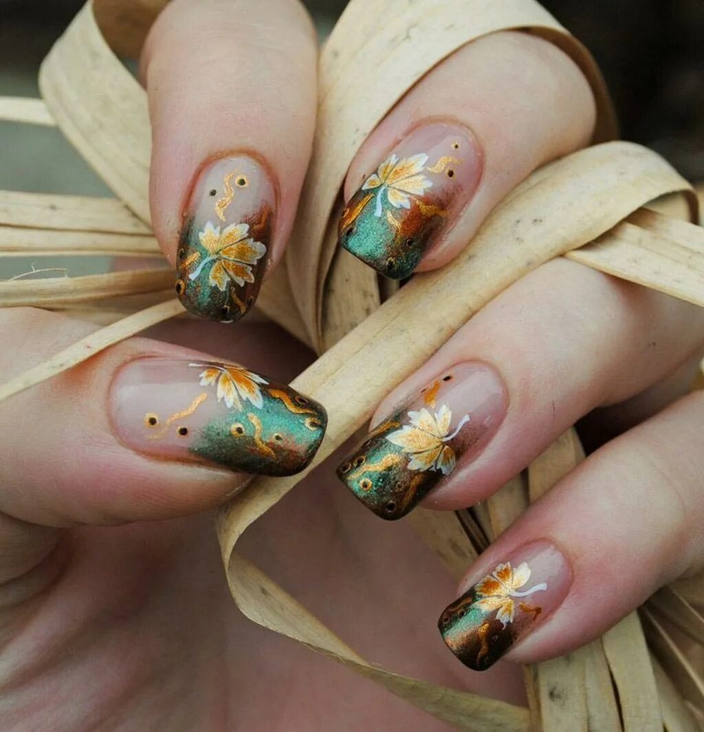Дизайн ногтей осень 2023 год. Осенний маникюр. Ногти осень. Осенний дизайн ногтей. Маникюр с кленовым листом.