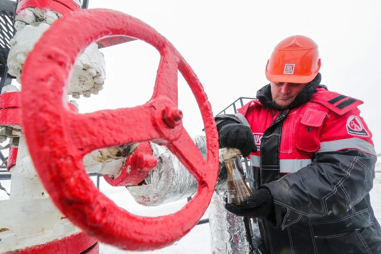 Оператор по добыче нефти и газа лукойл. Лукойл добыча. лукойл нефтедобыча. лукойл добывающие компании. нефтяная это лукойл.