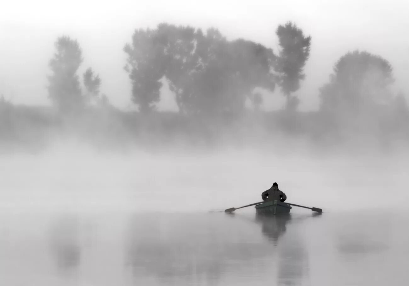 Лодка в тумане. Озеро в тумане. Туман на реке. Человек на лодке в тумане. Утренний туман начинал слегка текст