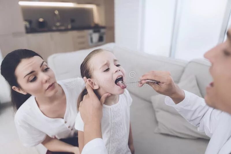 She gets her cold. Глотки маленьких девочек. Маленькая девочка рот доктор. Горло маленькой девочки. Маленькая девочка врач.