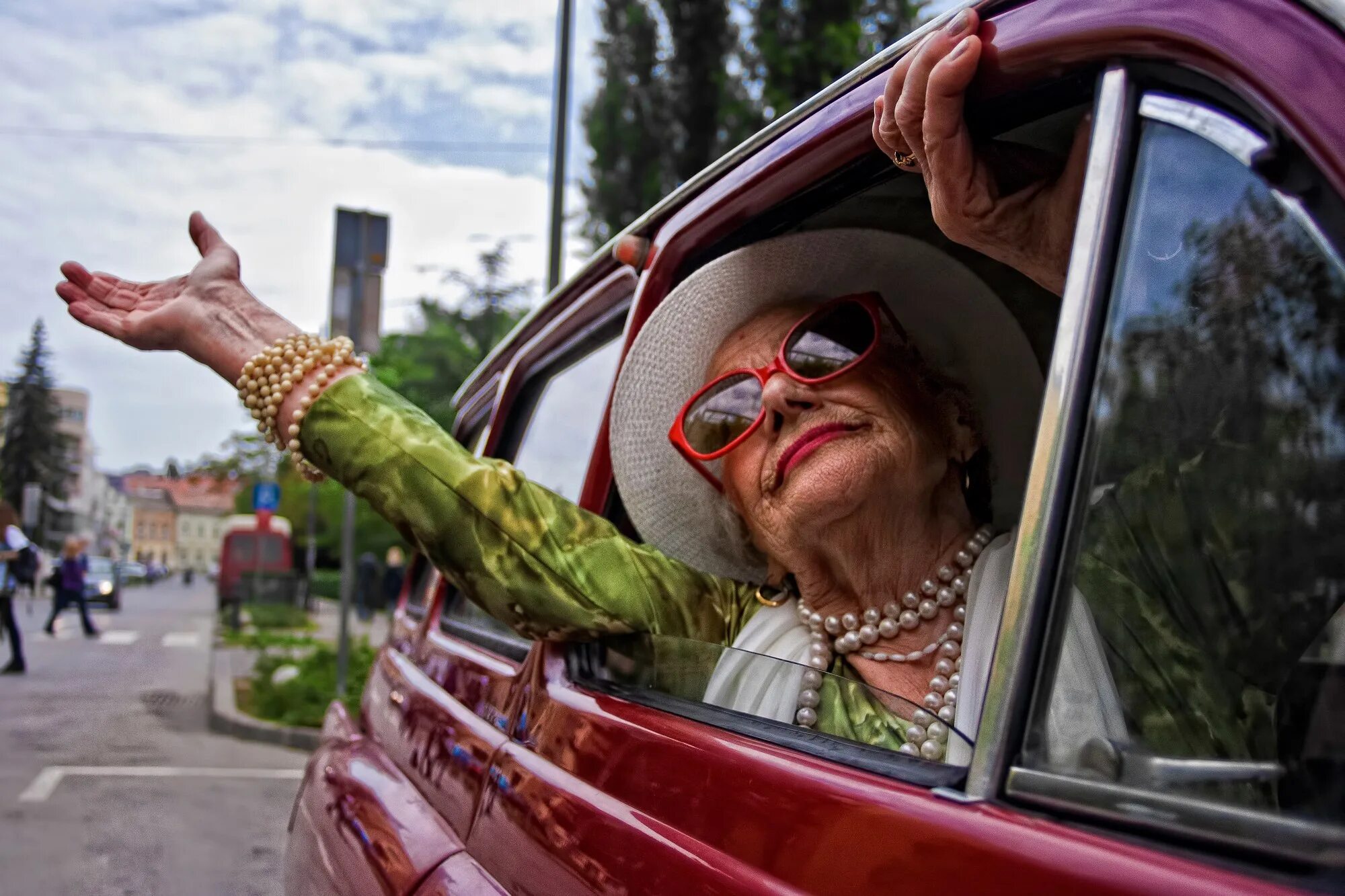 Пенсионеры в кабриолете. Бабки едут на машине. Бабки едут на машине. Старушка на машине рисунок. Богатый пенсионер.
