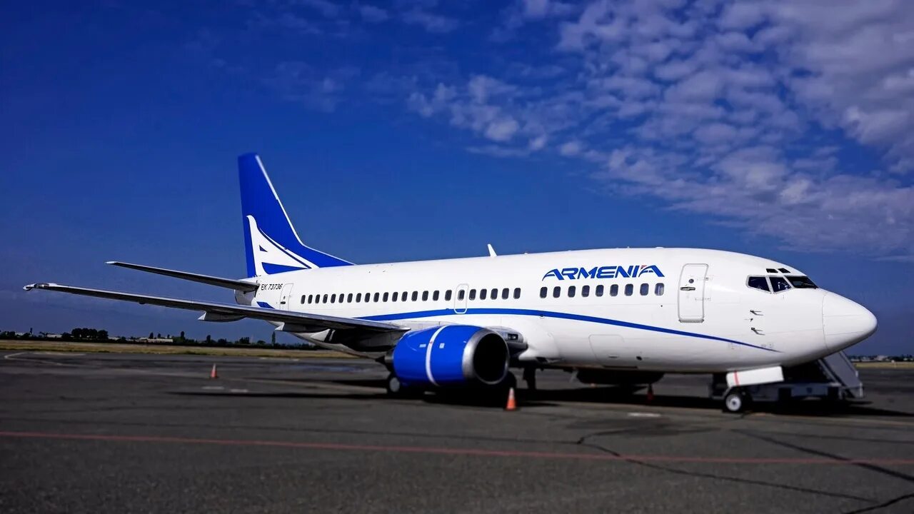 Armenia fly билеты. Боинг 737 Армения авиакомпания. Boeing 737 армянские авиалинии. Боинг 737-500 армянских авиалинии. Armenia Aircompany самолеты.