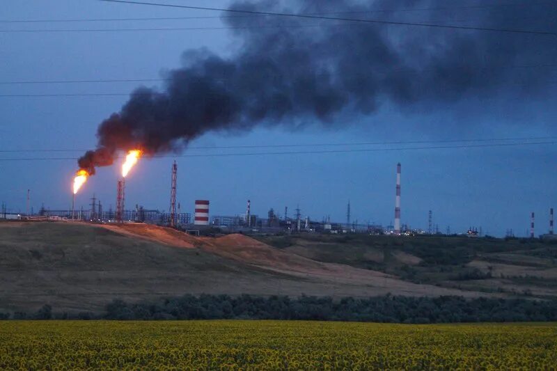 Нефтяной факел капотня. Факел на нефтеперерабатывающем заводе. Капотня в москве факел. Капотня нефтеперерабатывающий завод факел. Факел нпз капотня.