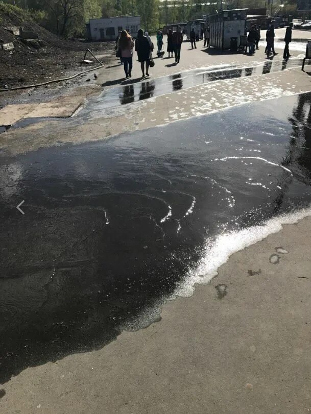 Вода в каме сегодня. Кама Пермь прорыв трубы. Фото утечек воды из земли в городе.