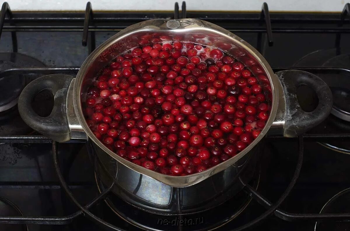 Приготовление морса. Ягодный морс приготовление. Морс из клюквы рецепт приготовления. Приготовление клюквенного морса. Приготовление морса.