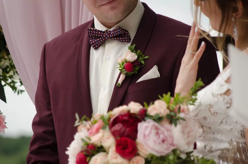Костюм жениха. Жених в бордовом костюме с невестой. Бордовый свадебный костюм. Свадьба в бордовом цвете жених.