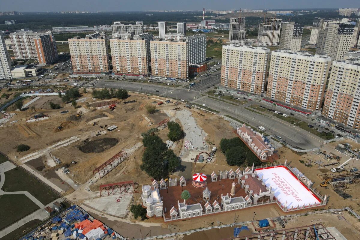 Фестивальная площадка в Некрасовке. Парк в Некрасовке у метро. Чёрное озеро Москва Некрасовка. Парк Некрасовка Москва. Каток некрасовка московские