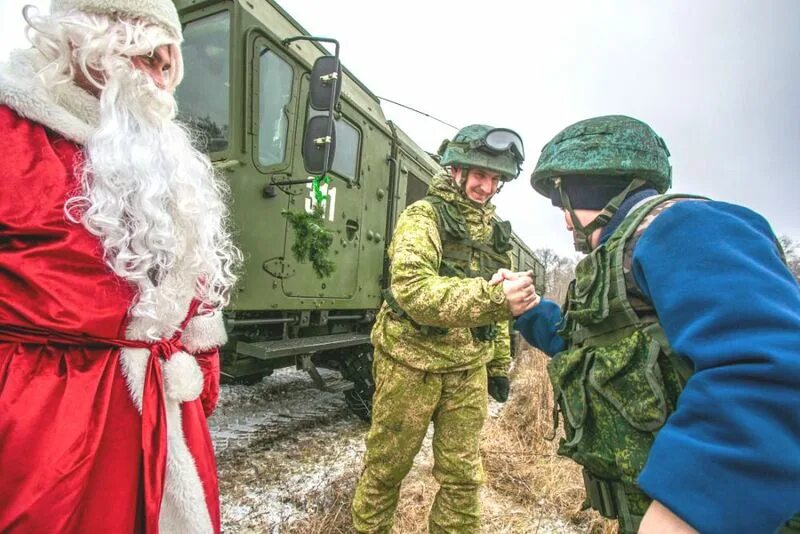 Армейский дед. Военный дед Мороз. Курская ракетная бригада. Фото военного Деда Мороза. Армия военных дедов Морозов.