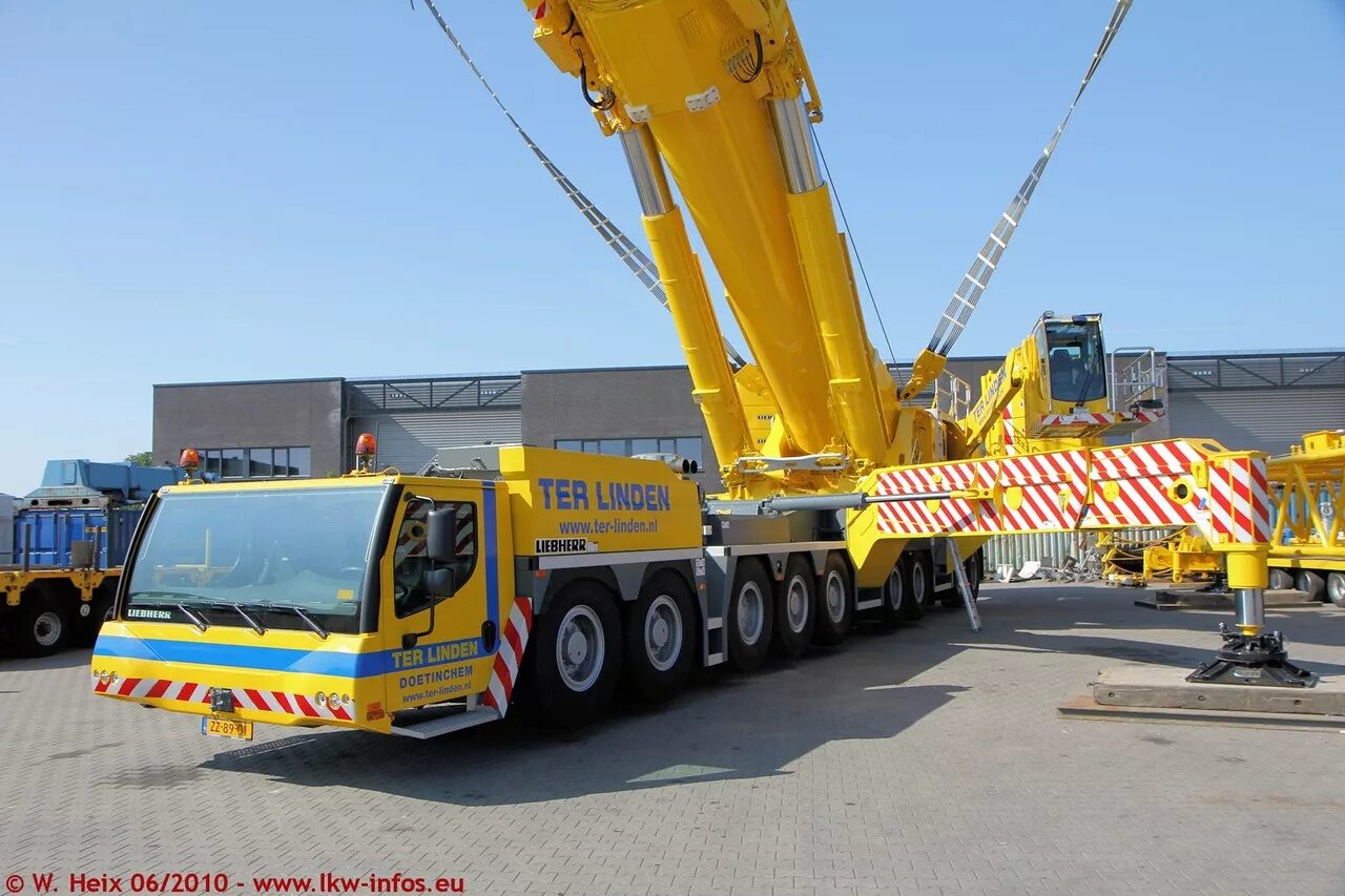 Громадный кран. Кран Liebherr LTM 11200. Liebherr LTM 11200−9.1 («мамонт»). Liebherr LTM 11200-9.1. Кран LTM 11200-9.1.