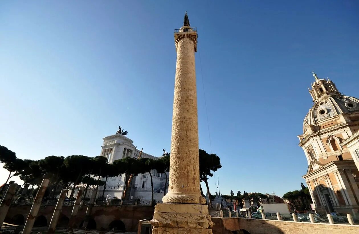 Колонна аврелия рим площадь. Колонна марка аврелия. Колонны в риме. Колонна марка аврелия. Колонны в риме.