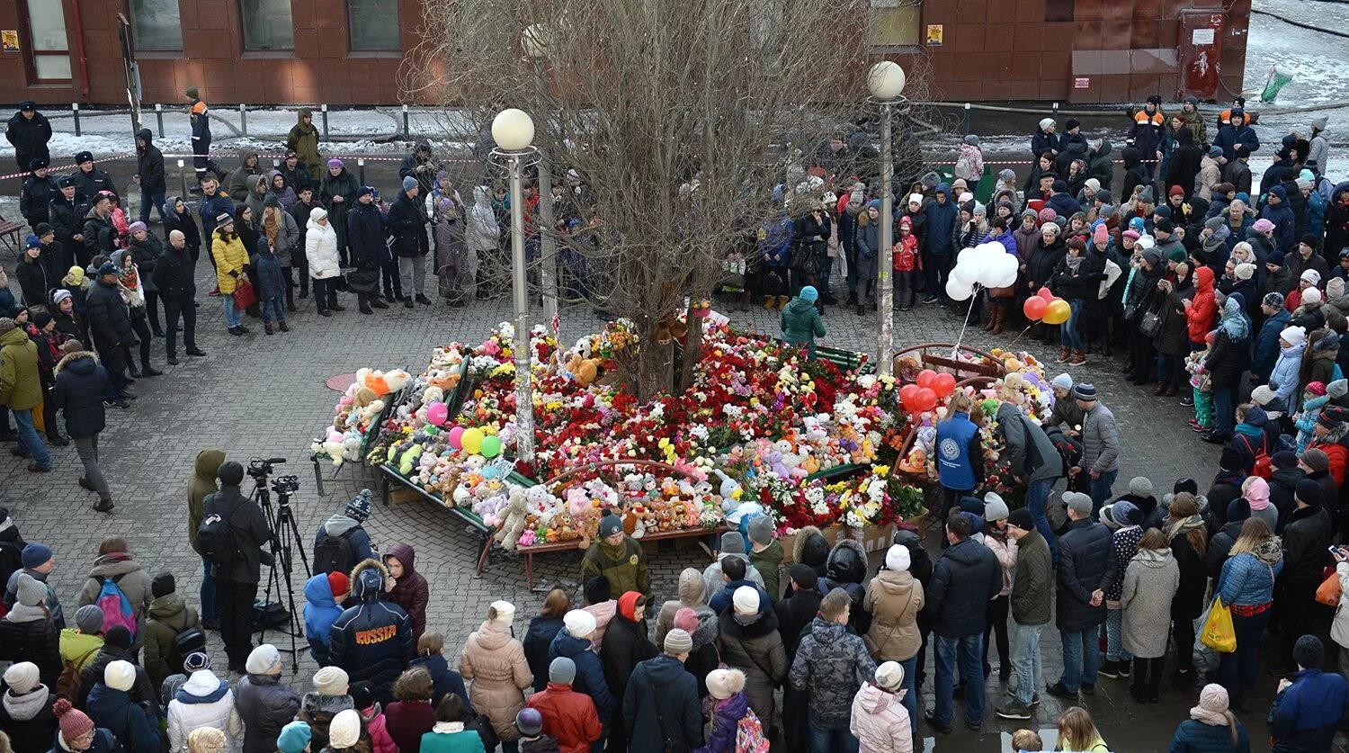 Год трагедии зимняя вишня. Пожар в Кемерово в ТЦ зимняя вишня. ТЦ зимняя вишня Кемерово. Торговый центр вишня Кемерово. Кемерово торговый комплекс зимняя вишня.