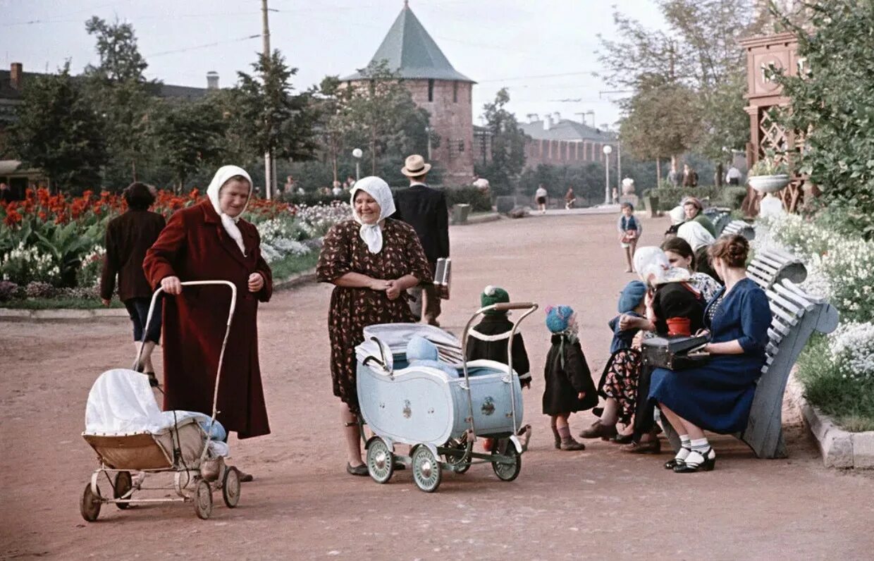 Бабушки советского времени. Семён Фридлянд Горький 1950. Семён Фридлянд город Горький 1950. Советские коляски. Коляски 70-х годов.