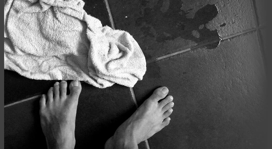 Versace on the floor зендая. Leave on the floor. Девушка на полу. Бруно марс в версаче. Leave on the floor.