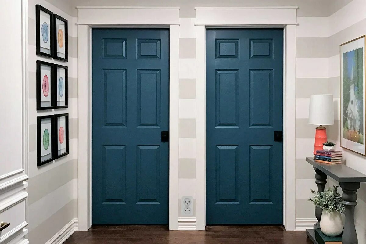 Синяя дверь. Синие двери в интерьере. Цветные двери в интерьере. Синие межкомнатные двери в интерьере. Синие двери в иентерье.