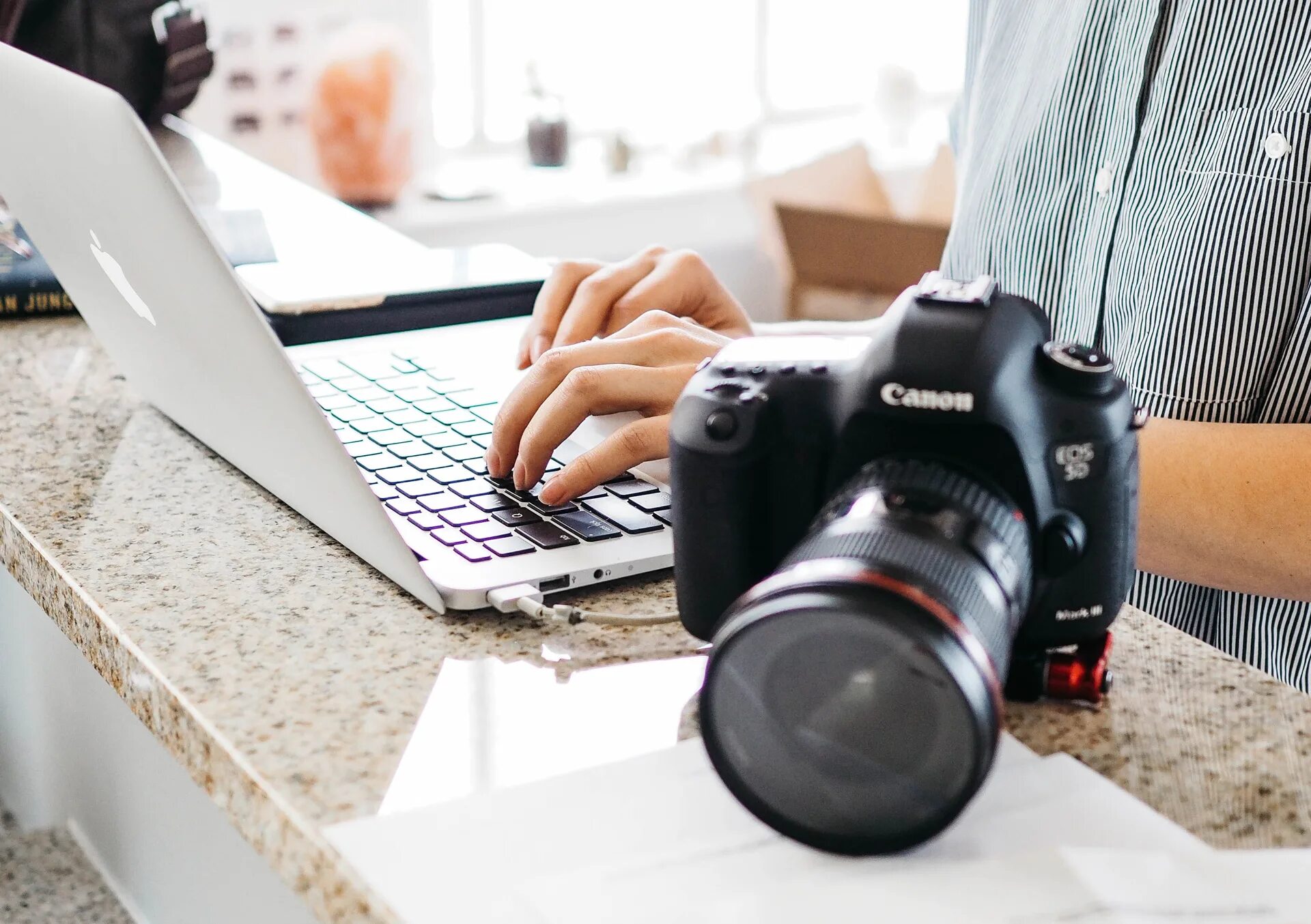 Фотоаппарат и деньги. Как заработать на фотостоках. Фотограф и деньги. Ноутбук для фотографа. Успешный фотограф.