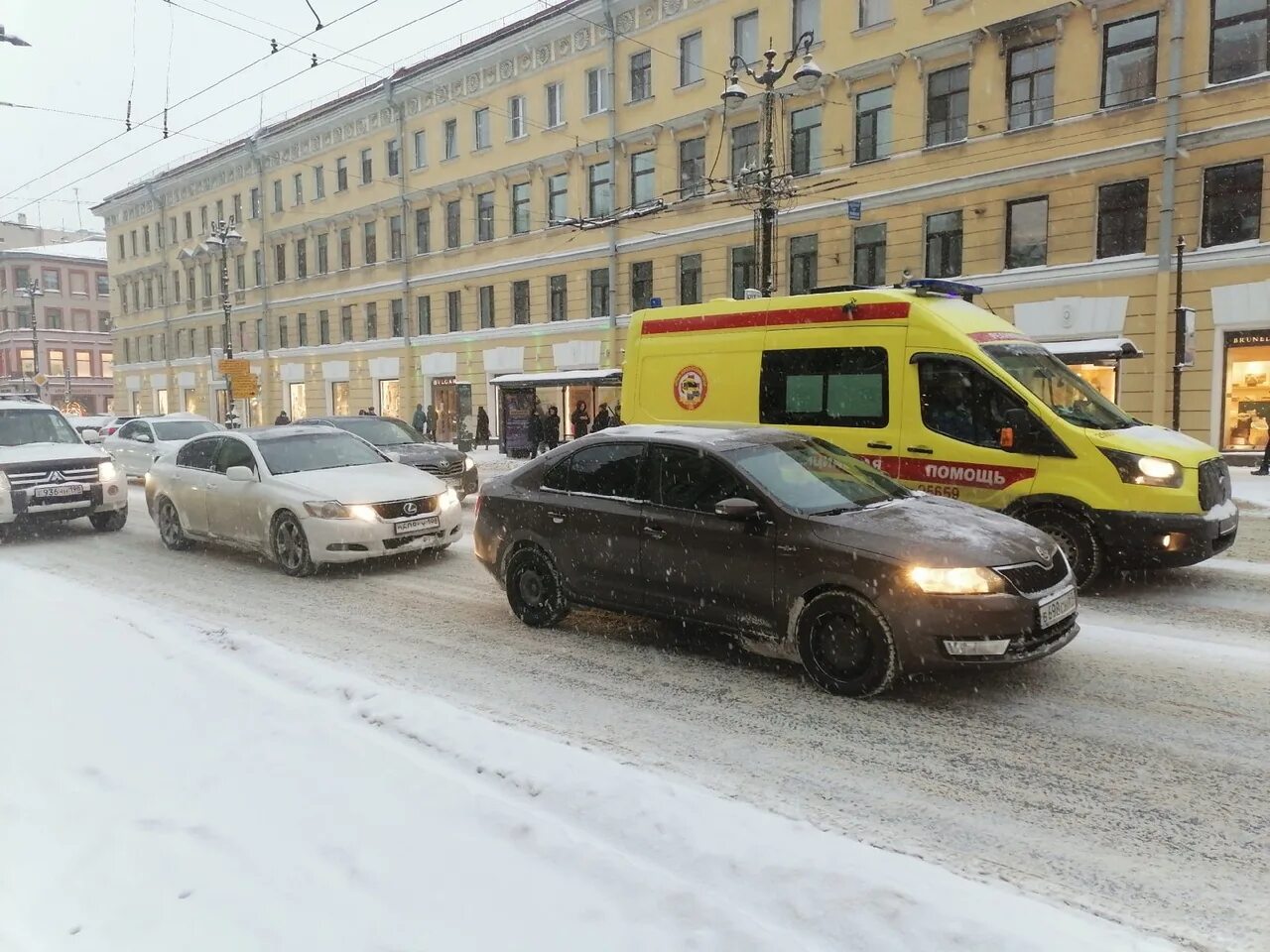 Заболевшие сегодня спб. Санкт-Петербург март. Санкт-Петербург люди. Питер в марте. Санкт-Петербург сейчас фото.