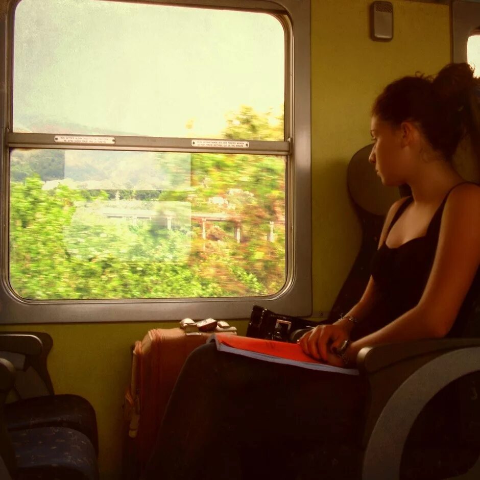 мужчина едет в поезде. люди в поезде. парень и девушка в поезде. девушка в электричке. девушки в плацкарте.