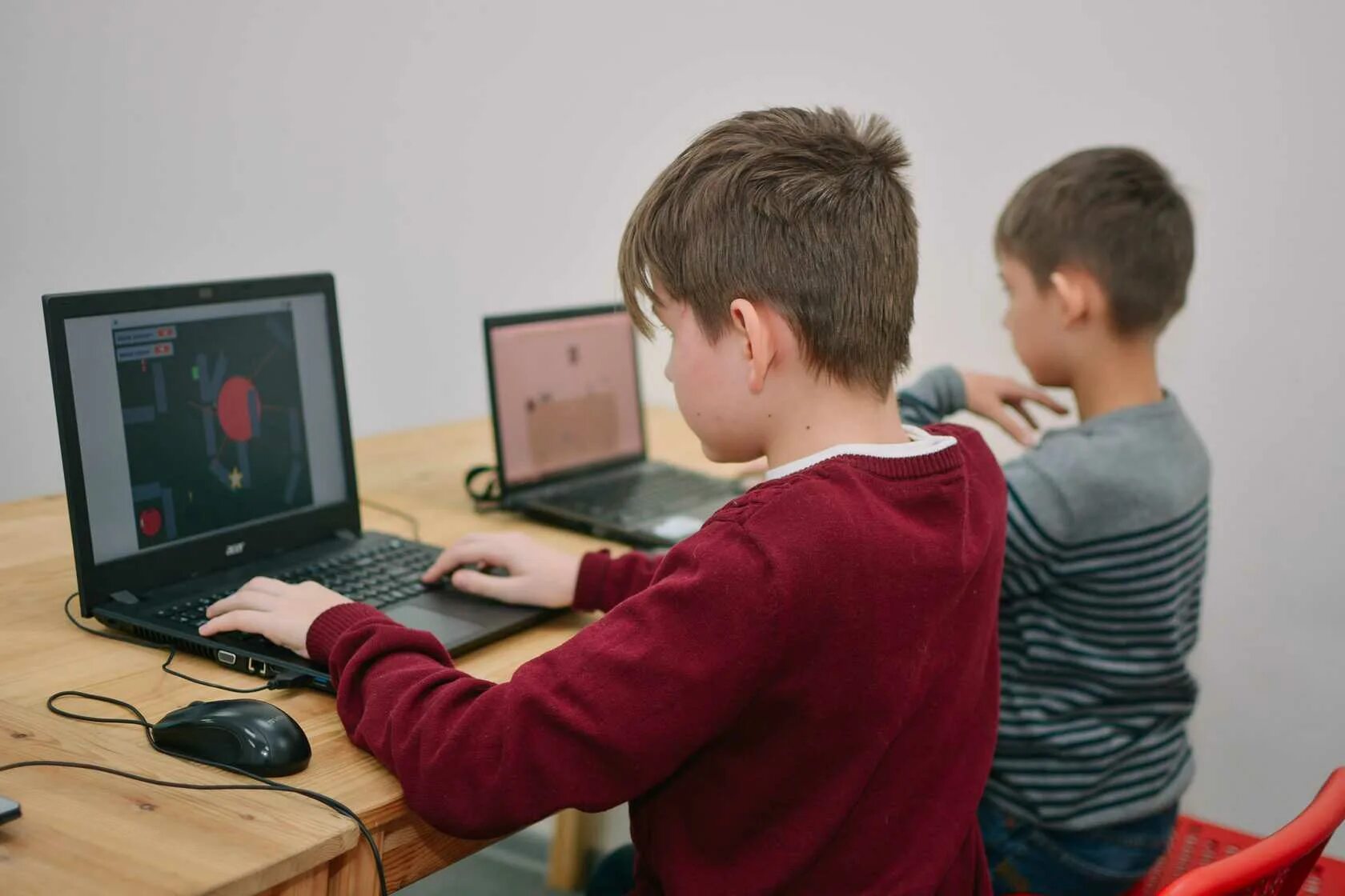 Игр через компьютер. Компьютерные игры для детей. разработка компьютерных игр. компьютерные игры школьники. дети за компьютерными играми.
