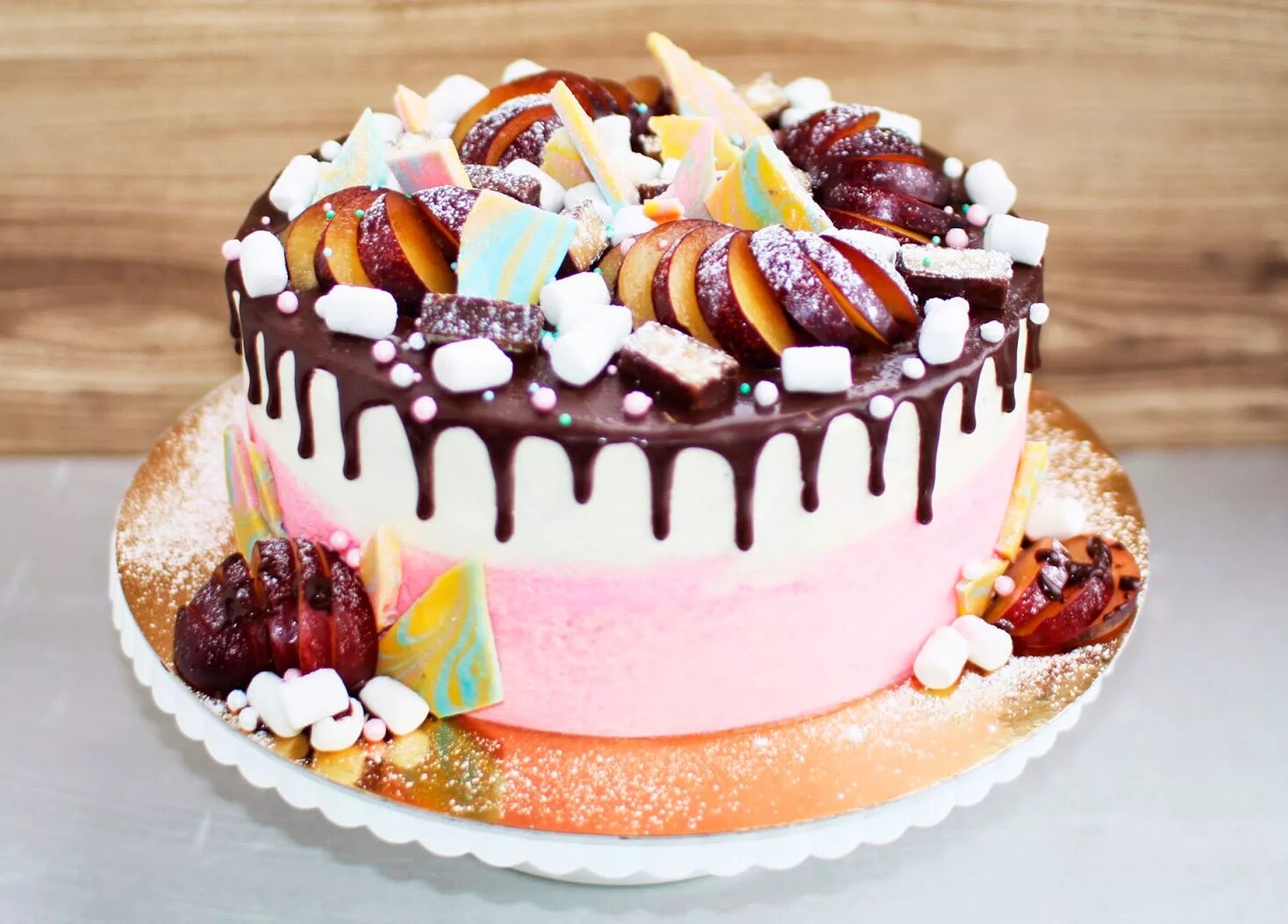 Торт оформление картинки. Украшение торта. Украшение торта сладостями. Красивые торты. Украшение торта фруктами и сладостями.