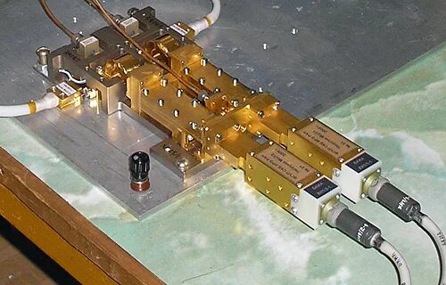 Микроволновое излучение приемники. Lna приемник свч. Детекторный приёмник crystal radio. Антенный усилитель lna-02. Микроволновые приемники.